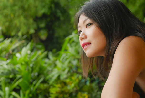 стиль жизни на открытом воздухе откровенный портрет молодой красивой и счастливой азиатской женщины, наслаждающейся отдыхом на курорте на рисовой террасе, улыбаясь радостно наслаждаясь мирным видом на тропические джунгли
 - Фото, изображение