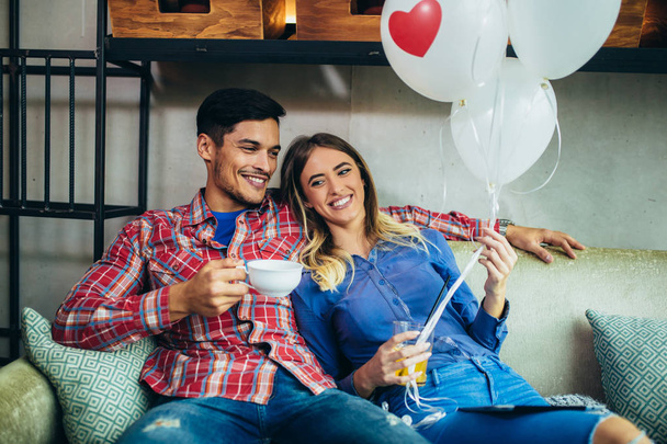 Ευτυχισμένο ζευγάρι να διασκεδάσουν σε καφέ, γιορτάζει την ημέρα του Αγίου Βαλεντίνου. - Φωτογραφία, εικόνα