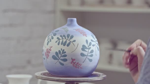 The artist paints a vase in studio - Footage, Video