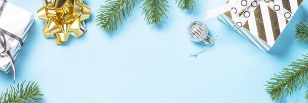 Kerst flatlay achtergrond - zilver en goud decoraties op bl - Foto, afbeelding