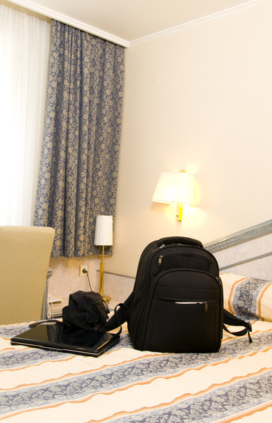 Camera d'albergo con zaino e laptop sul letto
 - Foto, immagini