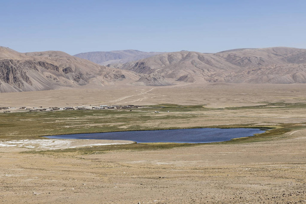 Krajina s jezerem v pohoří Pamír poblíž Bulunkul v Tádžikistánu - Fotografie, Obrázek