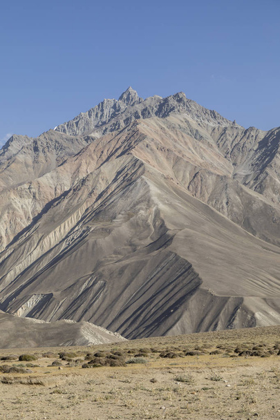 Beau paysage dans les montagnes du Pamir. Vue du Tadjikistan vers l'Afghanistan en arrière-plan avec les sommets montagneux
 - Photo, image