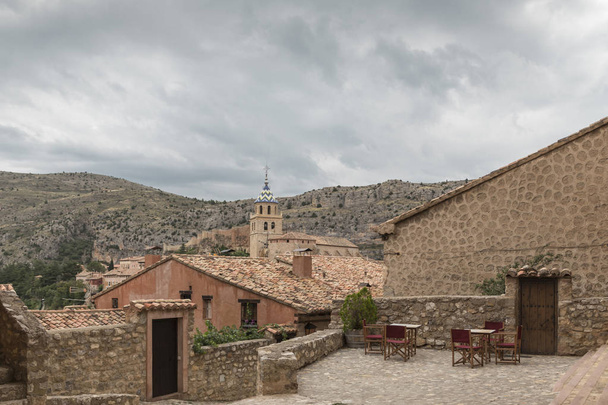 Näkymä Albarracinin linnaan kaupungin sisältä, kirkon torni vasemmalla puolella, Teruel, Aragon, Espanja
 - Valokuva, kuva