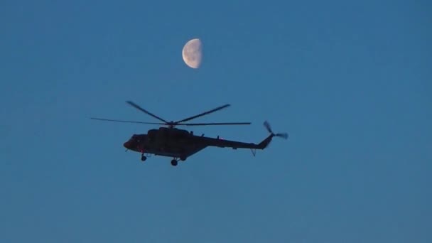 Hubschrauber fliegt am Mond vorbei - Filmmaterial, Video