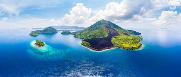 Αεροφωτογραφία μπάντα Νησιά Μολούκες αρχιπέλαγος Ινδονησία, Πουλάου Gunung Api, τις ροές λάβας, κοραλλιογενή ύφαλο παραλία με λευκή άμμο. Κορυφαία ταξιδιωτικά τουριστικός προορισμός, καλύτερη Κατάδυση Κολύμβηση με αναπνευστήρα. - Φωτογραφία, εικόνα