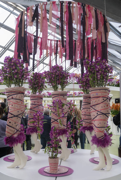 Designkleid aus Blume. kreative elegante luxuriöse Kleid mit lila Orchideen auf einer Schaufensterpuppe. Urlaub der erstaunlichen Farben und köstlichen Aromen in den Niederlanden - Foto, Bild