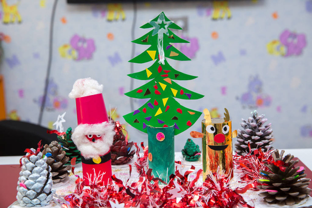 gezicht van de Kerstman blik. Santa Claus gemaakt van papier. fir-tree gemaakt van papier . - Foto, afbeelding