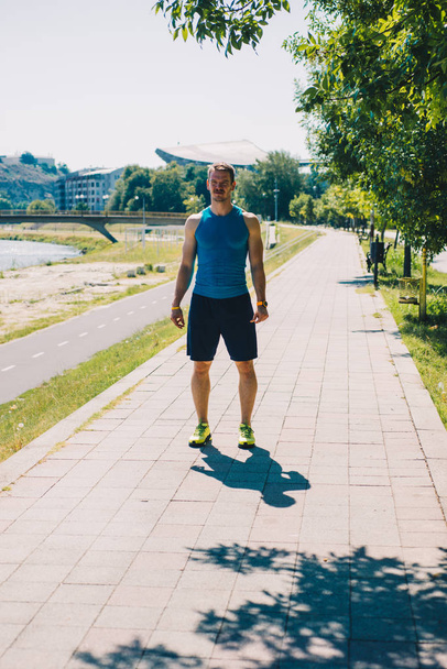 Sportovní mladý muž venkovní běh cvičení na břehu řeky - Fotografie, Obrázek