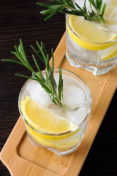 Белый порт и Тоник. Это легкий и освежающий летний коктейль с белым портом, смешанный с сухим или сладким вином и несколькими капельками лимона
   - Фото, изображение