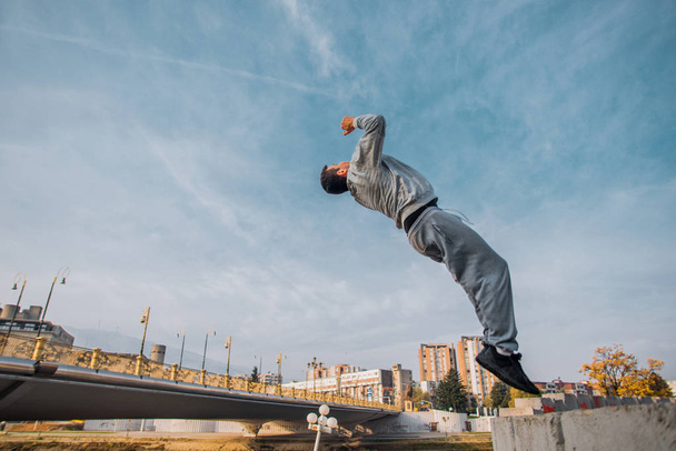 Тренировочный парковый прыжок в городском месте
 - Фото, изображение
