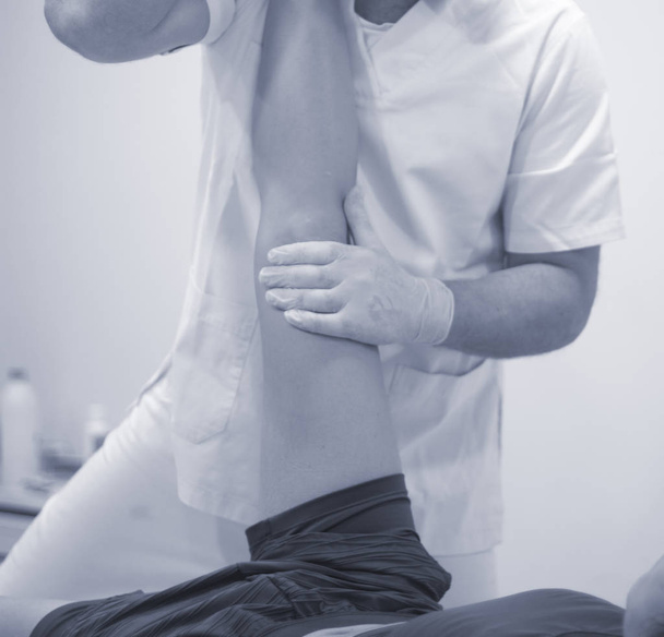 Physiotherapie Klinik Osteopathie Physiotherapeut Behandlung von Verletzungen des Patienten chiropraktische Rehabilitationstherapie. - Foto, Bild