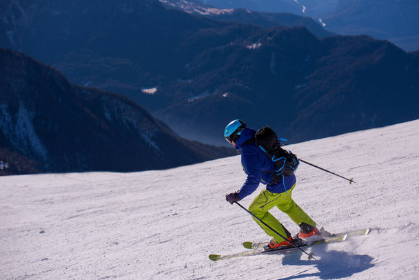 Junge Athletin Freestyle-Skirennläuferin beim Abfahrtslauf in wunderschöner alpiner Landschaft bei sonnigem Winterwetter - Foto, Bild