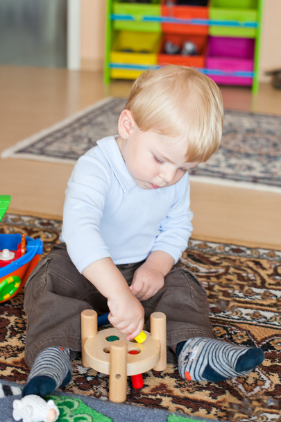Pequeño niño jugando con juguetes de madera
 - Foto, Imagen
