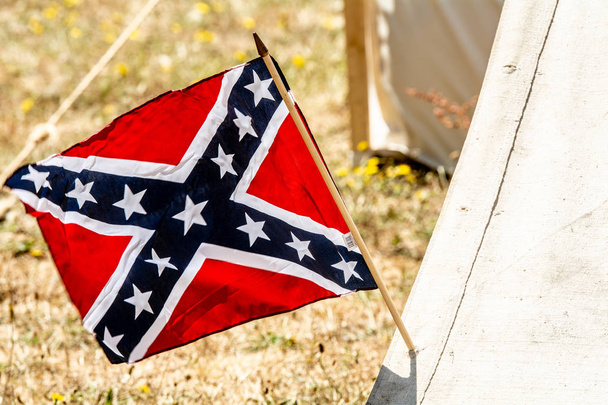 Drapeau confédéré sur le côté d'une tente en toile suggérant un camp confédéré de guerre civile
 - Photo, image