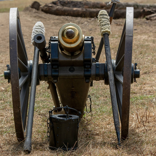 Американская гражданская война маленькая пушка на траве, вид с фронта
 - Фото, изображение