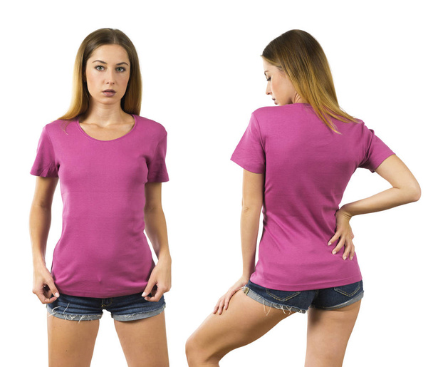 Kuva naisesta, joka poseeraa tyhjän vaaleanpunaisen t-paidan kanssa valmiina taiteeseen tai muotoiluun
. - Valokuva, kuva