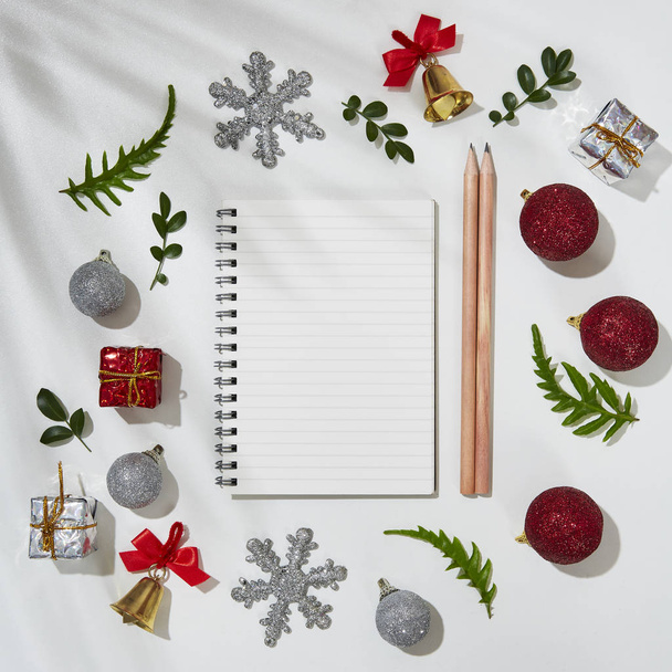 Weihnachtsdekoration mit leerem Papier in der Mitte auf weißem Hintergrund. Flache Lage, Ansicht von oben - Foto, Bild