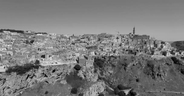 La ciudad italiana de Matera con el edificio característico llamado Sassi en Basilicata. Al sur de Italia. Versión en blanco y negro
 - Metraje, vídeo