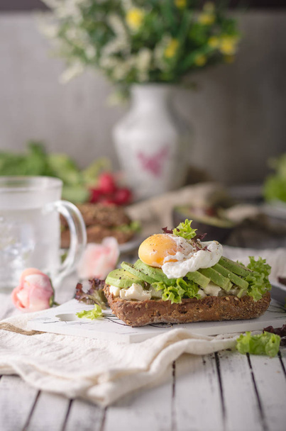Homemade avocado poached egg sandwich wholegrain bread, food photography - Fotografie, Obrázek