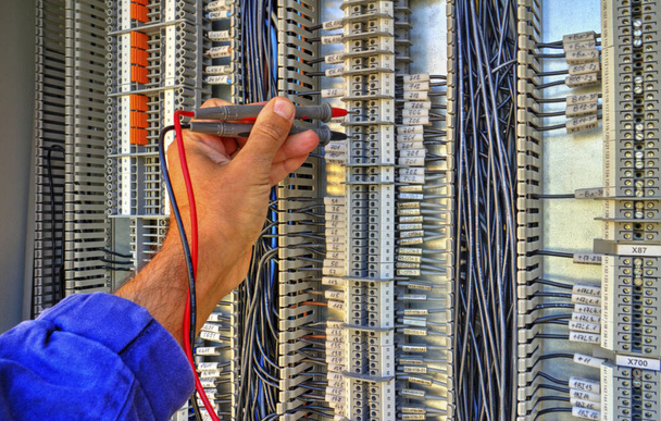 Panel de control con terminales y cables dentro de la vista
 - Foto, imagen