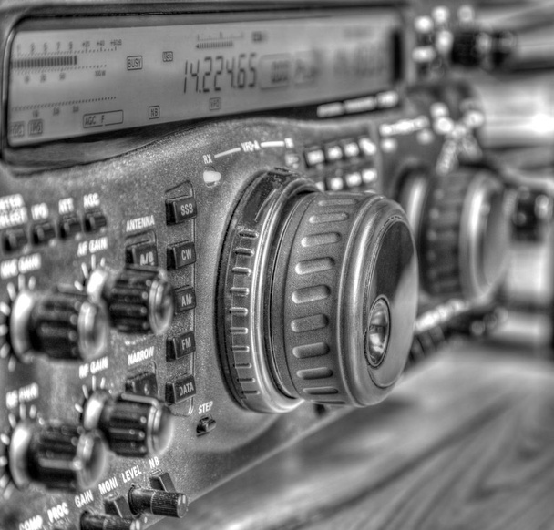 Récepteur radio amateur moderne haute fréquence en noir et blanc
 - Photo, image