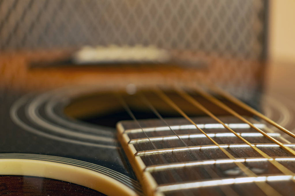 Guitare acoustique vintage classique avec frats et fils visibles. Vue rapprochée
 - Photo, image