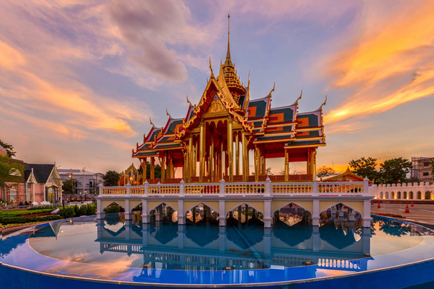 Ayutthaya, Thaiföld. Bang Pa In Palace egy turisztikai hely, amely bemutatja az adaptáció Thaiföld mintegy 130 évvel ezelőtt. - Fotó, kép