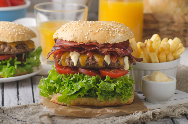 Hamburger au bacon maison avec laitue et cheddar, frites de pommes de terre maison, photographie culinaire
 - Photo, image