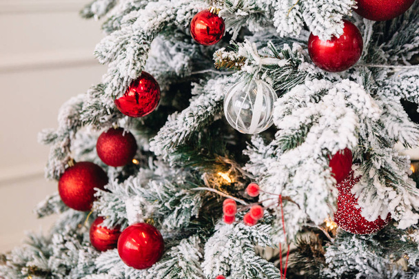 красивые рождественские украшения и подарки под елкой
 - Фото, изображение