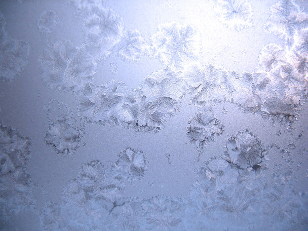 Este é o padrão gelado de neve na janela de inverno
 - Foto, Imagem