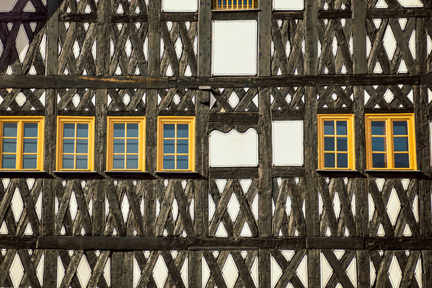 Τυπικό γερμανικό σπίτι. Τοίχους με τακτοποιημένη κίτρινο παράθυρα. Λεπτομέρειες, θραύσμα. Βαϊμάρη Γερμανία - Φωτογραφία, εικόνα