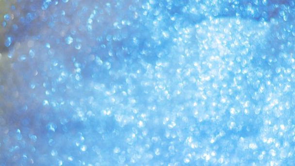 抽象的なぼやけたクリスマスは、背景のボケ味を点灯します。青い色。キラキラ クリスマス ツリーのライトを点滅します。冬の休日のコンセプトです。美しいカラフルなボケ味がぼやけて背景デフォーカス ライト - 写真・画像
