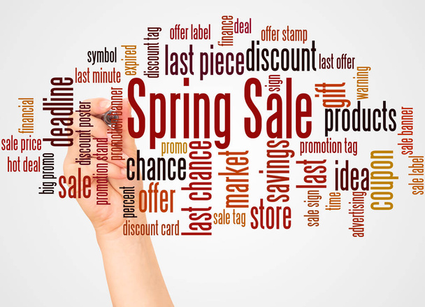 Spring Sale nuvem palavra e mão com conceito marcador no fundo branco
. - Foto, Imagem