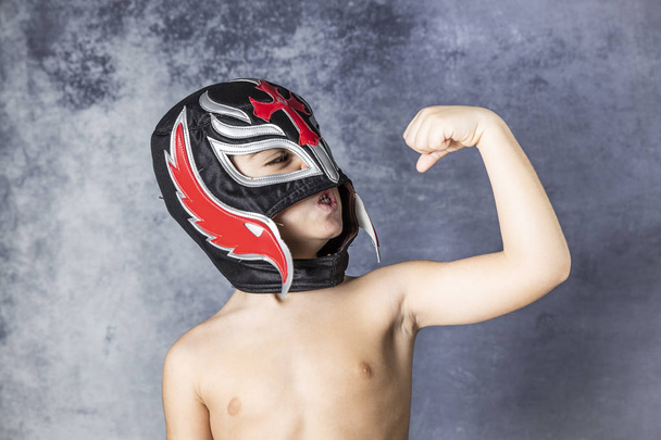 Portrét mladého chlapce s maskou zápasník - Fotografie, Obrázek