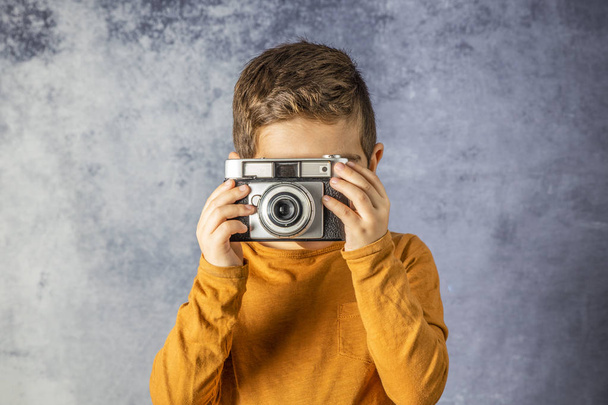 写真用カメラの少年の肖像画 - 写真・画像