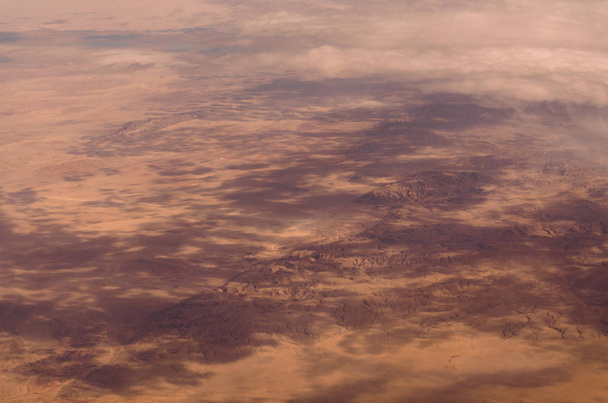 Antenni näkymä pörröinen pilvet Saharan autiomaassa maisema Egyptissä
 - Valokuva, kuva