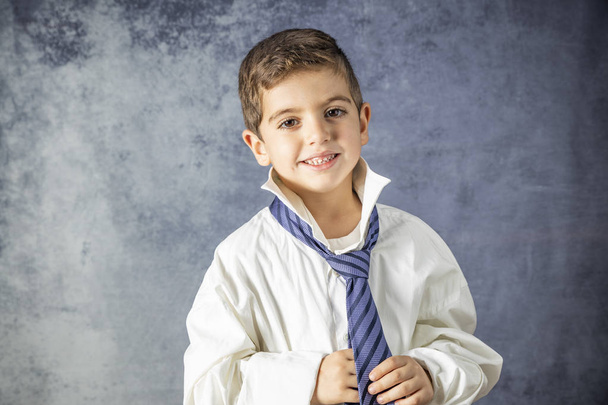 Ritratto di giovane ragazzo che indossa la cravatta
 - Foto, immagini