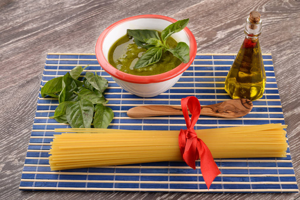 Ингредиенты песто-соуса со спагетти на столе
 - Фото, изображение