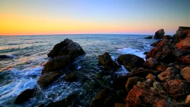 Kayalık sahil üzerinde güzel gündoğumu - Video, Çekim