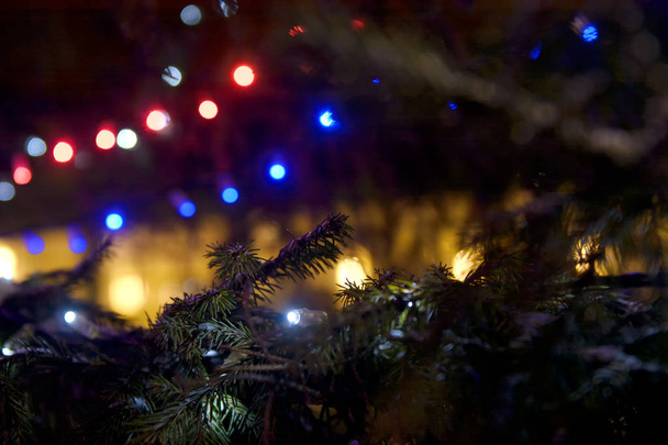 Na ciemnym tle wielobarwne Christmas lights - Zdjęcie, obraz