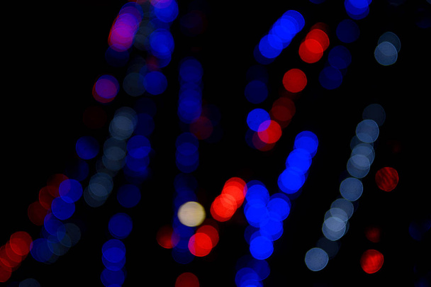 Na tmavém pozadí multi-barevné vánoční osvětlení - Fotografie, Obrázek