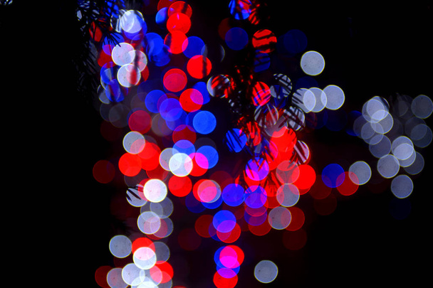 auf dunklem Hintergrund mehrfarbige Weihnachtsbeleuchtung - Foto, Bild