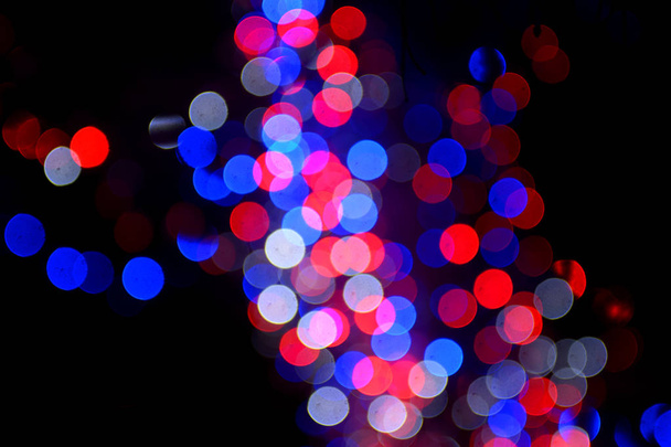 Su uno sfondo scuro multicolore luci di Natale
 - Foto, immagini