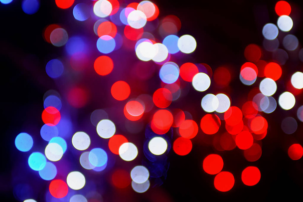 Na ciemnym tle wielobarwne Christmas lights - Zdjęcie, obraz