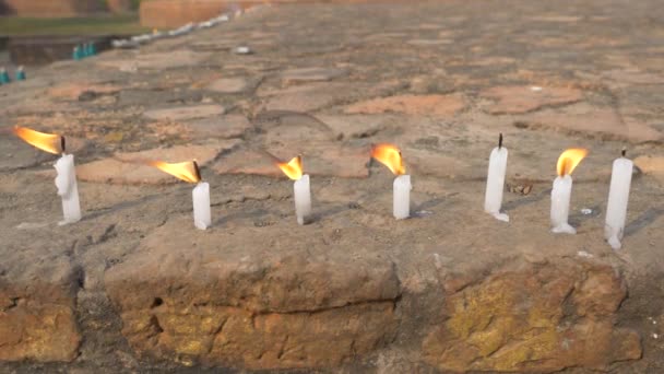 Primer plano de las velas con llamas brillantes
 - Imágenes, Vídeo
