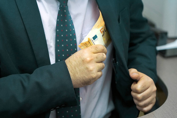 Podnikatel dává Euro za úplatek se zaměstnancem v úřadu. Koncept - korupce. Poskytnutí úplatku. Peníze v ruce. Pojem korupce a úplatkářství - Fotografie, Obrázek
