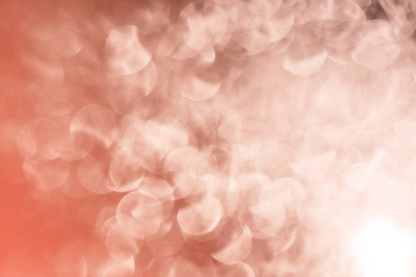 Abstrakti tausta elävän korallin luonnollisessa värissä vuoden 2019 väri soihduilla bokeh-piireillä. Joulu abstraktio tausta piireissä
. - Valokuva, kuva