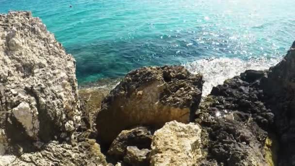 De rotsachtige kust van het eiland, het landschap en de golven - Video
