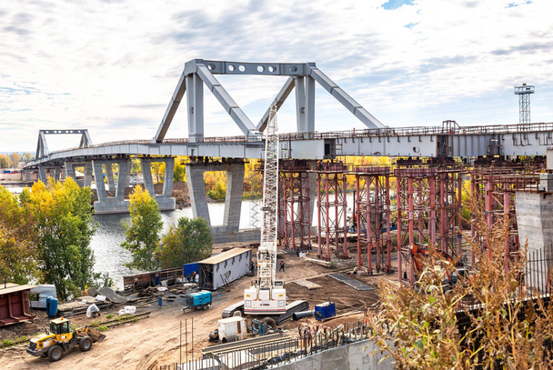 Samara, Rusko - 6. října 2018: Výstavba nového Frunze mostu přes řeku Samara v letním dni - Fotografie, Obrázek